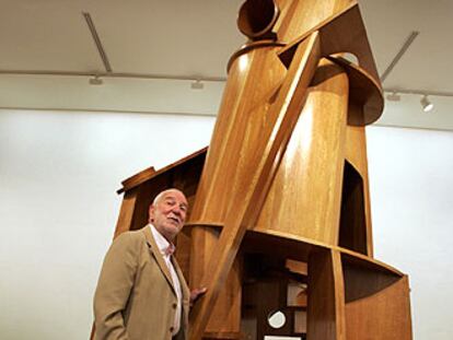 Anthony Caro, ayer, junto a su obra <i>La torre,</i> accesible al público, que se exhibe en el IVAM.