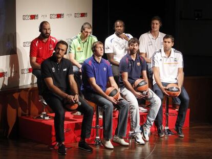 Arriba (de izq. a dch.): Spanoulis (Olympiacos), Diamantidis (Panathinaikos), James (Maccabi) y Pleiss (Laboral Kutxa). Abajo: Erden (Efes), Khryapa (CSKA), Navarro (Barcelona) y Reyes (Real Madrid), durante la presentación en Madrid del videojuego NBA2K14 el 24 de septiembre pasado.