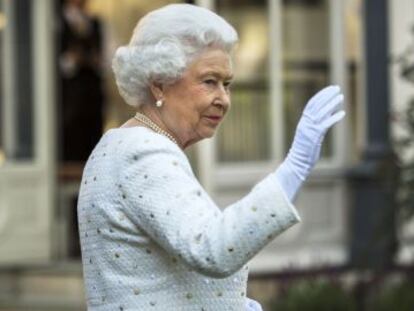 La reina Isabel II visita la embajada de Reino Unido en Par&iacute;s, este jueves.