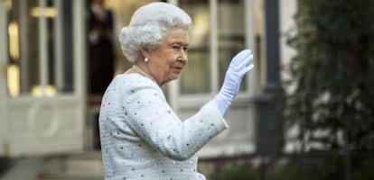 La reina Isabel II visita la embajada de Reino Unido en París, este jueves.