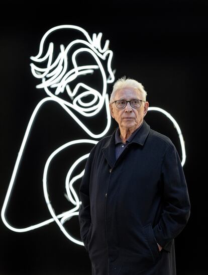 El cantante Raimon, en el inicio de la exposición en el Museu de Belles Arts-Casa de l'Ensenyança, de Xàtiva, este martes.