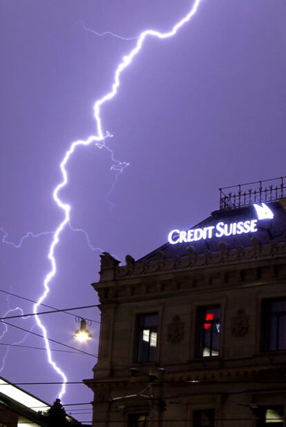 Un rayo cae junto a la sede central de Credit Suisse, en Zúrich,  el 24 de agosto de 2011.