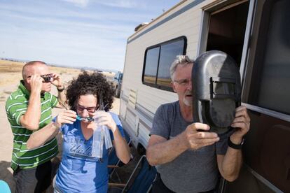 Un grupo de entusiastas de los eclipses prueban sus visores protectores, el 20 de agosto en Oregón. 