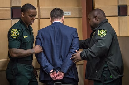 Pablo Ibar (en el centro) es conducido a una audiencia, en enero de 2019, en el Tribunal Estatal de Florida, en Fort Lauderdale (EE UU).