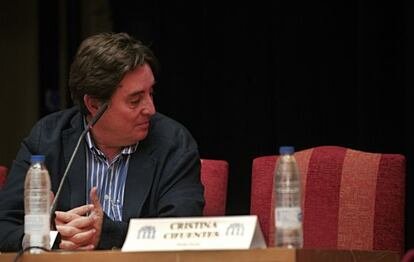 García Montero junto a la silla vacía de CIfuentes en la Carlos III.