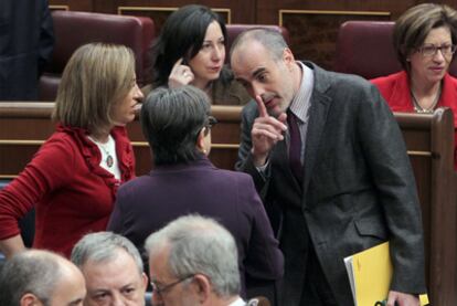 Ridao (ERC) habla con Cunillera (PSC) y la ministra Chacón. Delante, diputados del PNV.