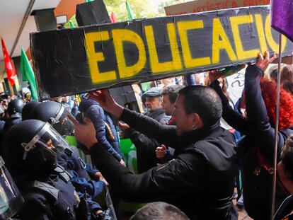 La manifestación de los profesores acabó ante el Departamento de Educación, blindado por los antidisturbios.