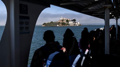 Unos turistas observan la cárcel de Alcatraz desde el ferry, el 8 de mayo.