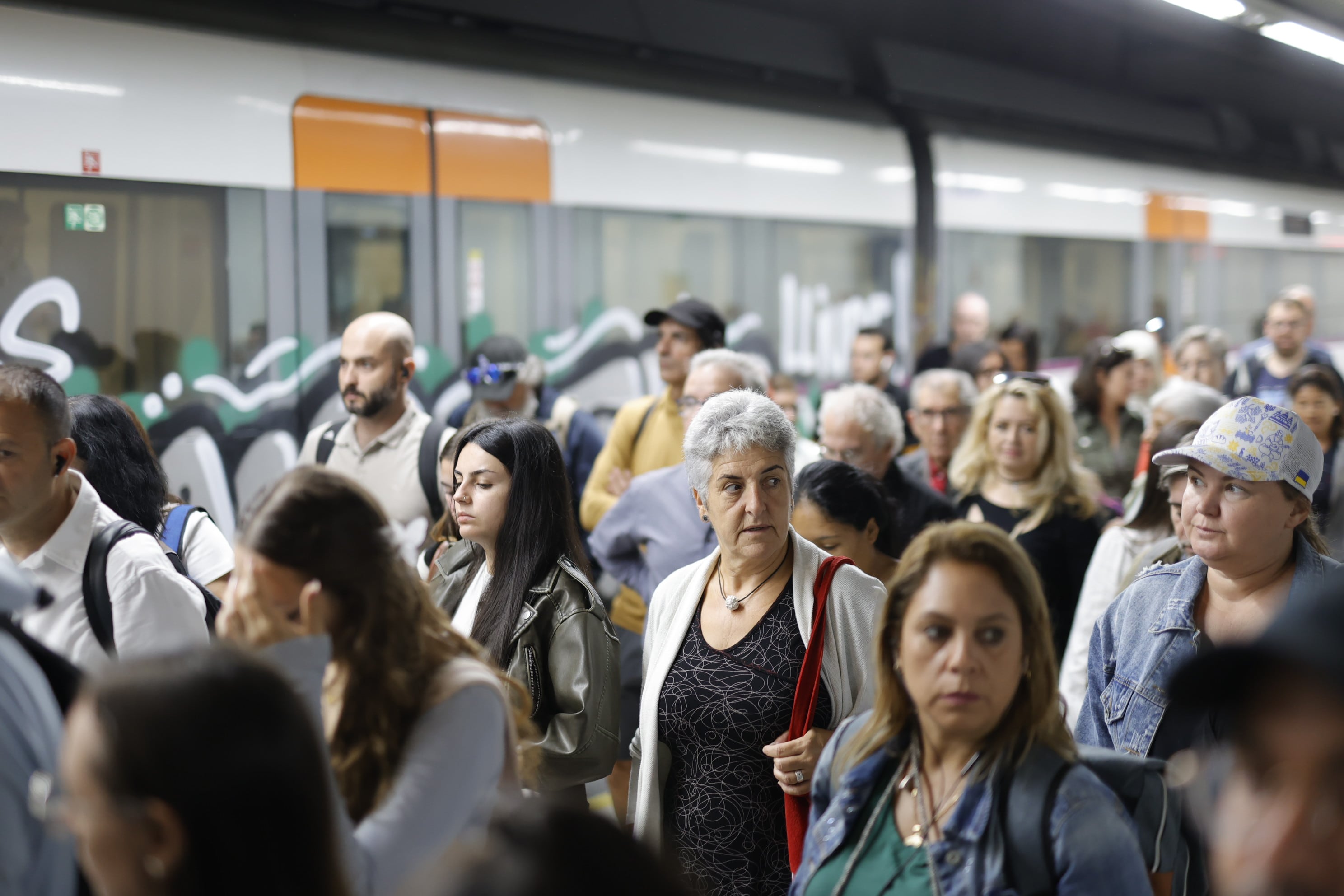 Usuarios del servicio de Rodalies en la estación de Sants de Barcelona, en una imagen de archivo.