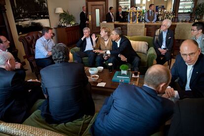 17 de junio de 2013. Cumbre del G-8. Momento informal del presidente Obama con los otros jefes de Estado antes de una cena de trabajo en el Hotel Lough Erne en Enniskillen, Irlanda del Norte.