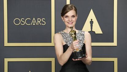 Hildur Guðnadóttir con su Oscar a la mejor banda sonora.