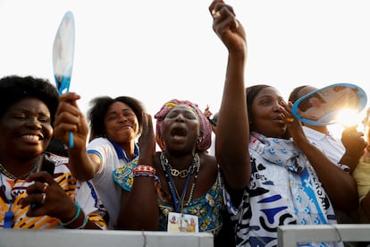 Unas mujeres celebran la llegada del Papa Francisco, antes de la misa que se ha celebrado en Kinsasa, este miércoles.