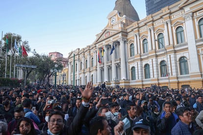 Partidarios del presidente Luis Arce se reúnen en la Plaza Murillo tras la retirada de los militares.