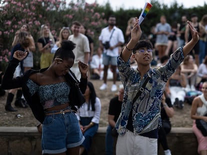 Seguidores de Beyoncé siguen el concierto en las proximidades del estadi Olímpic. [ALBERT GARCIA] EL PAIS