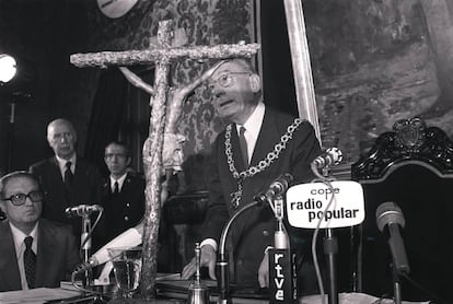 Enrique Tierno Galván toma posesión de su cargo como alcalde de Madrid, en un acto en el que prometió por su honor y pidió que sobre la mesa estuvieran el crucifijo y el texto de la Constitución, como símbolo de paz y justicia, el 19 de abril de 1979.