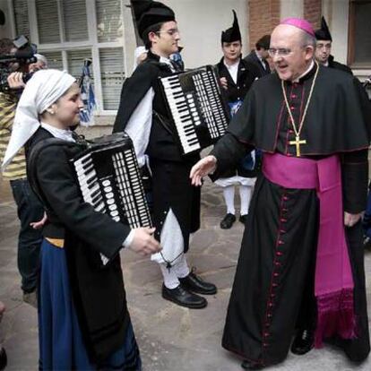 El nuevo arzobispo de Valencia, Carlos Osoro, saluda a un grupo de gaiteros, ayer.