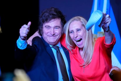 Javier y Karina Milei celebran la victoria electoral en Buenos Aires, Argentina, en noviembre de 2023. 