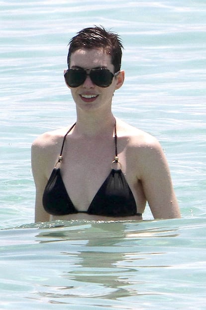 Anne Hathaway es de las que no se quita las gafas de sol ni para meterse en el agua.