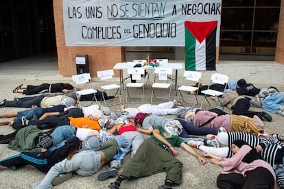 'Performance' de los estudiantes acampados por Gaza en Madrid, durante la rueda de prensa de este martes.