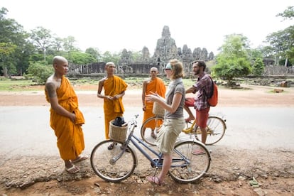 El conjunto de los templos de Angkor es, indiscutiblemente, el destino que todos los viajeros del mundo incluyen en su lista de viajes soñados. Concebido como “el cielo en la tierra”, este complejo hindú con más de mil templos, pagodas y tumbas forma una ciudad inmensa de cúpulas que sobresalen en la jungla del norte de Camboya, muchas de ellas rodeadas todavía de un gran misterio. Para los hindúes, los templos son una representación del sagrado Monte Meru (el monte Olimpo para esta religión, residencia los antiguos dioses). Los tempos se integran perfectamente en la naturaleza y guardan una escala y simetría muy especial, que les convierte en fuente de inspiración y orgullo nacional para todos los khmers (jemeres). Siguen siendo un punto de peregrinaje religioso pero sobre todo turístico.
