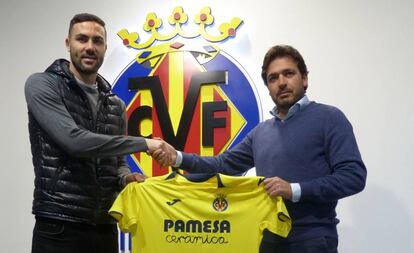 Iborra, a la izquierda, posa con la camiseta del Villarreal.