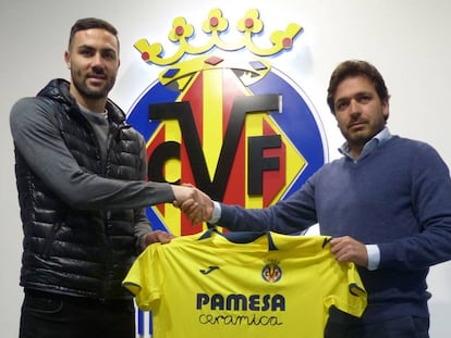 Iborra, a la izquierda, posa con la camiseta del Villarreal.