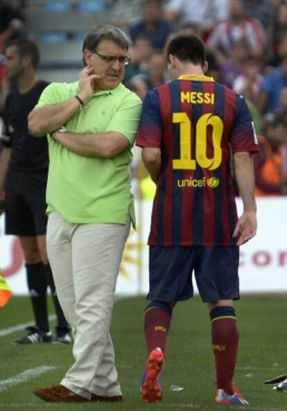 Martino y Messi, tras ser sustituido el argentino