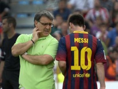 Martino y Messi, tras ser sustituido el argentino