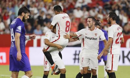 Nolito felicita a Ben Yedder tras su gol de penalti al Ujpest.