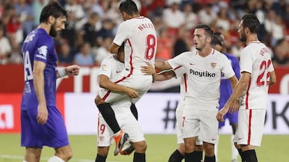 Nolito felicita a Ben Yedder tras su gol de penalti al Ujpest.