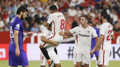 Nolito felicita a Ben Yedder tras su gol de penalti al Ujpest.