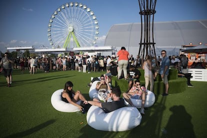 Un grupo de jóvenes esperan entre conciertos en el Mad Cool Festival, Madrid.