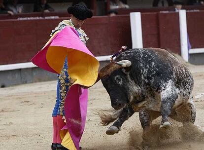 Manolo Sánchez recibe con el capote a su primer toro ayer en Las Ventas.