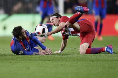 Lionel Messi  cae tras una falta de Filipe Luis.