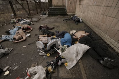 Cuerpos sin vida de hombres, algunos con las manos atadas a la espalda, el domingo en la localidad de Bucha, a las afueras de Kiev. El Alto Representante de la UE para Asuntos Exteriores, Josep Borrell, también se declaró "conmocionado por las noticias de las atrocidades cometidas por las fuerzas rusas", y dijo que la UE está "prestando asistencia a Ucrania para documentar crímenes de guerra".