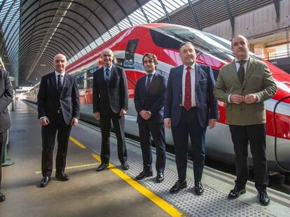 José Estrada (Adif), Simone Gorini (Iryo), el alcalde de Sevilla, Antonio Muñoz; el viceconsejero andaluz Mario Muñoz-Atanet; Víctor Bañares (Iryo), y Francisco Javier Páez, Teniente de Alcalde de Sevilla.