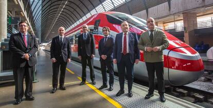 José Estrada (Adif), Simone Gorini (Iryo), el alcalde de Sevilla, Antonio Muñoz; el viceconsejero andaluz Mario Muñoz-Atanet; Víctor Bañares (Iryo), y Francisco Javier Páez, Teniente de Alcalde de Sevilla.