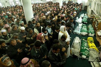 Varios palestinos rezan en la mezquita de Omari en el funeral por los muertos del ataque israelí al campo de Jan Yunis.