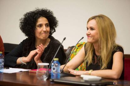 La escritora Zoubida Boughaba (izquierda) con la consejera Elena Fernández, el lunes en Melilla. 