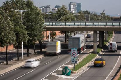 Vehicles a la ronda Litoral de Barcelona, zona de baixes emisisns.