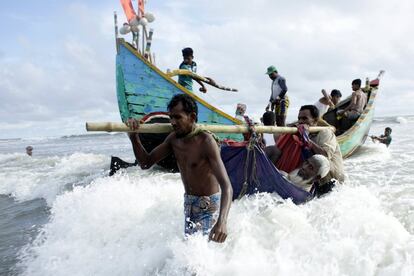 La ofensiva militar criticada por Guterres fue lanzada por Myanmar en represalia por un ataque simultáneo contra varias comisarías, en el que el brazo armado de los rohingyas mató a una decena de agentes el pasado 25 de agosto. En la imagen, refugiados rohingya transportan a un hombre por la orilla del río Naf tras su llegada en barco, en Teknaf, Bangladés.