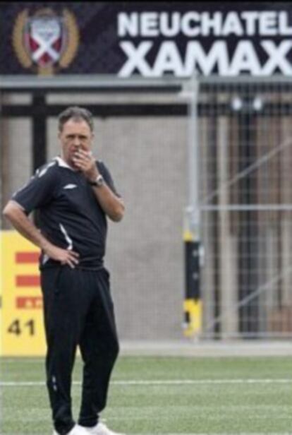 Joaquín Caparrós durante su primer entrenamiento con el Neuchatel.