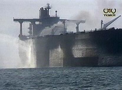 El humo seguía saliendo ayer del casco del petrolero francés <b><i>Limburg</b></i>, que permanecía en aguas de Yemen.