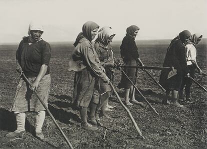 Unas mujeres trabajan la tierra en los años treinta en la Unión Soviética.