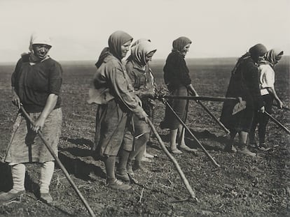 Unas mujeres trabajan la tierra en los años treinta en la Unión Soviética.