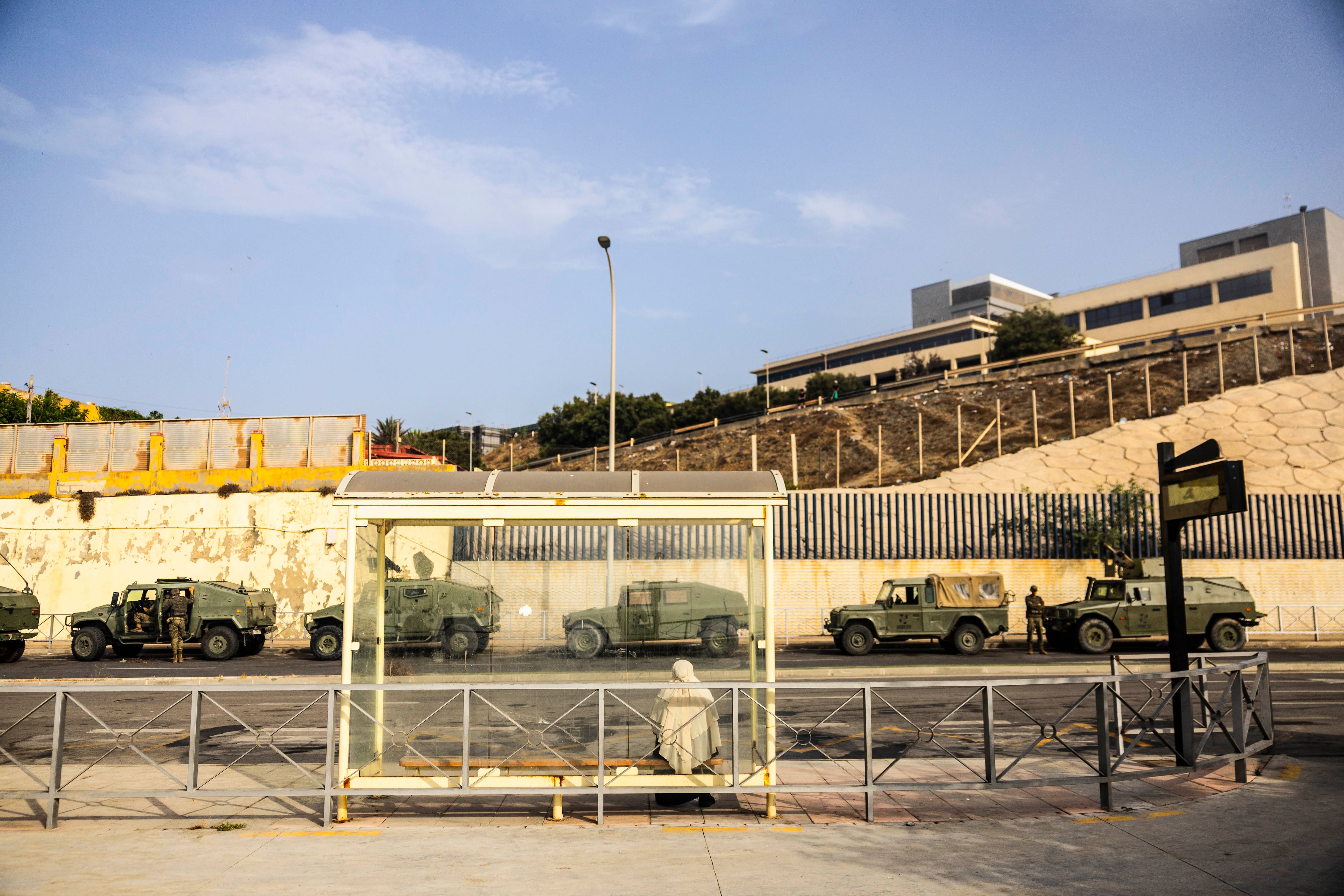 Varios vehículos del Ejército, en las calles de Ceuta.