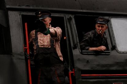 Conductores de locomotoras saludan a su público en Wolsztyn (Polonia).