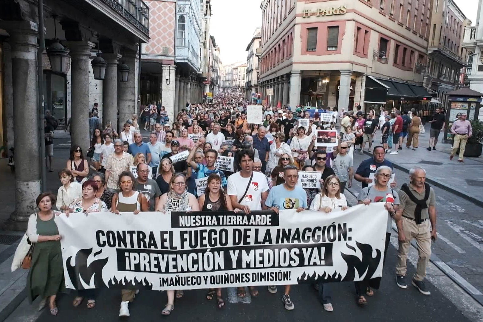 Las críticas a Mañueco se multiplican: seis años de gobierno marcados por la gestión de los incendios