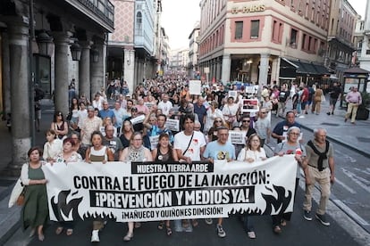 Manifestantes piden la dimisión de Mañueco, en Valladolid el miércoles.