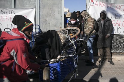 Muchas de las personas desalojadas procedían de la nave del mismo barrio que se quemó hace dos años, un incendio en el que murieron cuatro personas.